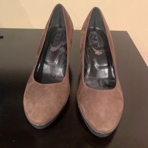 Tod’s suede wedge